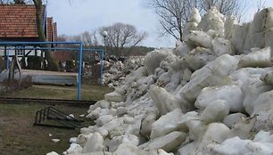 Ledų sangrūdos Neringoje pasiekė &scaron;aligatvius, gyventojų kiemus. 