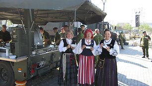 Tautiniais kostiumais pasipuo&scaron;usios Birutės karininkų &scaron;eimų moterų draugijai priklausančios moterys.