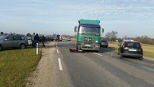 Netoli Dotnuvos avarijos metu susidūrė sunkvežimis ir &bdquo;Audi&ldquo; 