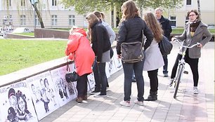 Atgimimo aikštėje keletą valandų buvo demonstruojami žinomų valstybės veikėjų, teisėsaugos atstovų šaržai. 