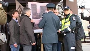 Plakatuose, anot jaunuolių, demonstruojama ne svastika, o Lietuvos istorija.