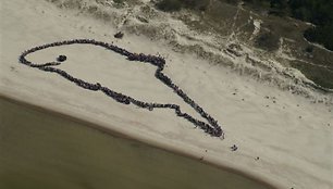 daugiau nei pusantro tūkstančio žmonių Smiltynės paplūdimyje sustojo gyva vorele, vaizduojančią Baltijos jūros kiaulę.