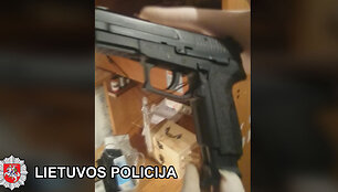 Pareigūnai i&scaron;siai&scaron;kino dviejų nusikaltimų kaltininkus.