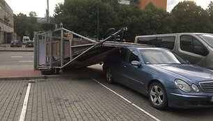 Stiprus vėjas Vakarų Lietuvos gyventojams prikrėtė eibių.