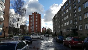 Debreceno gatvėje i&scaron; kiemų tempiami sugedę automobiliai.a