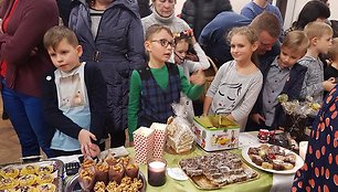 Kalėdinių mugių metu vaikai prekiavo skanėstais ir rankdarbiais, o pinigus paaukojo klubui.