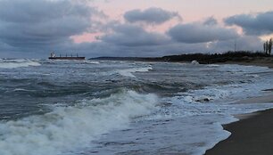 Per audrą ant seklumos užplaukęs laivas &ndash; sausakrūvis &bdquo;Ocean Crown&ldquo;.