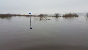 Lenkijoje automobilį išsinuomojusios prancūzės kelionę baigė Rusnės potvynio vandenyse.