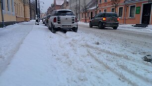 Klaipėdoje pustė visą naktį ir keliai tapo i&scaron;bandymų vairuotojams.