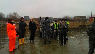 Dingusio vaikino ie&scaron;ko pareigūnai ir policijos rėmėjai.