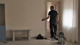 Lapių pagrindinės mokyklos direktorė Vilija Lukauskienė džiaugiasi naujai i&scaron;kilusiais Bendruomenės namais.