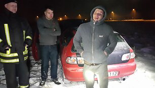 Jakų žiede į griovį nuvažiavo girtas vairuotojas be teisių