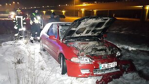Jakų žiede į griovį nuvažiavo girtas vairuotojas be teisių