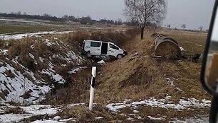 Į griovį nuriedėjęs mikroautobusas.