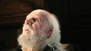 V.Pauk&scaron;tei spektaklyje teko du vaidmenys.