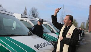 Kunigas Vilius Viktoravičius &scaron;ventina naujus policijos automobilius.