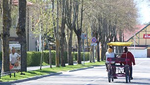 Apsnūdusi Šventoji iš žiemos miego bunda labai iš lėto