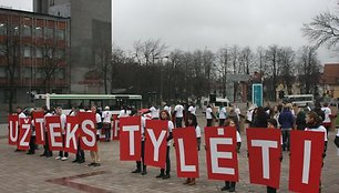 Akcijos metu studentai sudėjo šūkį. 