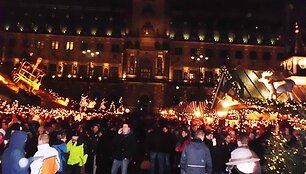 Mugėse vakarais apstu žmonių.