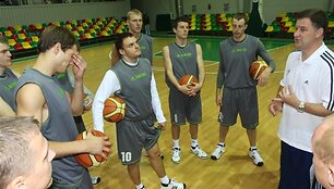 Neoficialiai kalbama, jog naujosios komandos vairas bus patikėtas praėjusį sezoną klube &bdquo;Kaunas Triobet&ldquo; dirbusiam Rimvydui Samulėnui (de&scaron;inėje).