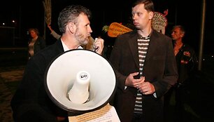 P.Balčaitis (kairėje) tikino, jog jo atstovaujami troleibusų vairuotojai jį yra įpareigoję nesutikti su didesniu nei 4 proc. atlyginimų mažinimu.