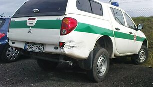 Policijos visureigį taranavo ne tik už jo stovėjęs "VW Passat", bet ir pastarąjį automobilį &scaron;alin nustūmęs "Ford Escort".