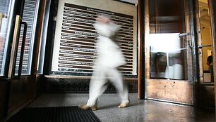 Tris i&scaron; vienuolikos &scaron;iuo metu veikiančių seniūnijų prijungus prie kitų, dar labiau sumažėtų i&scaron; mokesčių mokėtojų ki&scaron;enės i&scaron;laikomų tarnautojų skaičius.