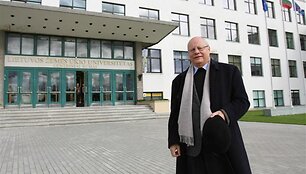 LŽŪU rektorius R.Deltuvas neslėpė, jog paskelbti dviejų savaičių nemokamas atostogas jį privertė siekis, kad universitetas i&scaron;gyventų iki metų pabaigos
