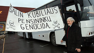 Į magistralės blokados akciją V.Šustauskas išsivežė ir keletą valždią smerkiančių plakatų.