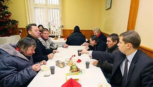 Ketvirtadienį Kalėdinės ko&scaron;ės kartu su varguoliais ragavo ir miesto meras.