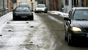 Pabarstytose ir nuvalytose pagrindinėse miesto gatvėse eismo sąlygos vakar buvo neblogos, tačiau nuo&scaron;alesnėse gatvelėse vairuoti itin sudėtinga.