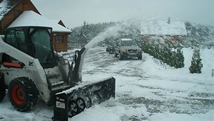 Kauno rajono keliuose pluša sniego valymo technika.