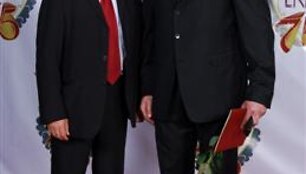 V.Aleknai įteiktas apdovanojimas.
