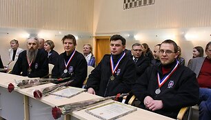Aukso medalį i&scaron;kovoję skulptoriai.