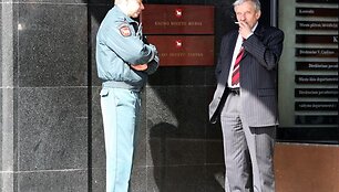 Vienas i&scaron; dviejų reguliariai rūkančių tarybos narių B.Kučinskas (de&scaron;inėje) draudimui rūkyti Laisvės alėjoje pritartų.