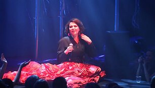 Jaunos, tačiau daugelio jau žinomos atlikėjos Jazzu pasirodymai i&scaron;siskiria ne tik stipriomis, nuo scenos sklindančiomis emocijomis, tačiau ir originalia scenografija.
