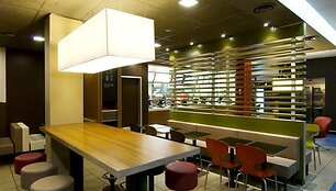 Restorano &bdquo;McDonald&lsquo;s&ldquo; Kaune interjeras.