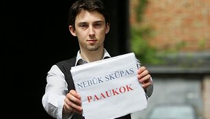  M.Bernotas neslėpė, jog po eksperimento jo požiūris į elgetas pasikeitė i&scaron; esmės &ndash; vaikinas savo kailiu įsitikino, jog i&scaron;maldos pra&scaron;ymas yra sunkus ir pavojų kupinas užsiėmimas.