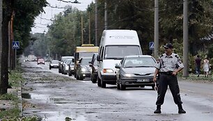 Nakties metu i&scaron;girdę įjungtas policijos sirenas bei per garsiakalbį perspėjimus siunčiančius pareigūnus, kauniečiai turėtų suskubti ruo&scaron;tis artėjančiai audrai.