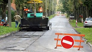 Ir miesto politikai, ir valdininkai sutinka, jog duobes kasmet lopant dabartiniais tempais, Kauno gatvių būklė ir toliau liks itin prasta.