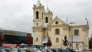 Vertingu baroko paminklu laikoma Karmelitų bažnyčia tamsiu paros metu nublankdavo prie&scaron; ry&scaron;kiai ap&scaron;viestą prekybos centrą.