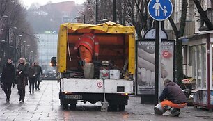 &bdquo;Atstatyti &scaron;itą ženklą kainavo apie 140 Lt. Tai nėra dideli pinigai, bet kai i&scaron;verstų ženklų yra daug, suma susidaro&ldquo;, - užvakar Daukanto gatvės prieigose kelininkų sutvarkytą ženklą paminėjo P.Keras.