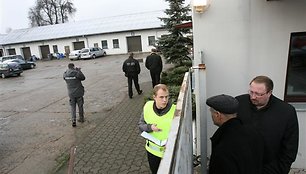 Patalpas užėmę apsaugininkai į vidų įleido tik policijos pareigūnus. Nei autoserviso vadovė, nei sporto klubo „Viesulas“ pirmininkas R.Mažuolis (antras iš dešinės) į vidų įleisti nebuvo.