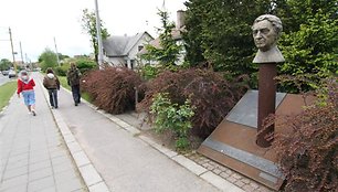 Kaune stovintis paminklas B.Brazdžioniui