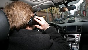 Moksli&scaron;kai įrodyta, jog telefonu kalbančio vairuotojo reakcijos laikas pailgėja beveik dvigubai, o klaidingų sprendimų skaičius i&scaron;auga beveik 4 kartus.