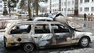 Vienas iš Rukloje padegtų automobilių.