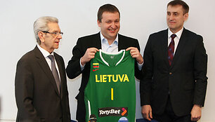 Antanui Guogai (viduryje) Kęstutis Kemzūra įteikė Lietuvos rinktinės mar&scaron;kinėlius