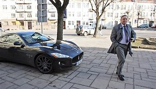  &bdquo;Maserati Granturismo&ldquo; į Kauną parsivežęs V.Matijo&scaron;aitis netruko gauti skaudžią pamoką &ndash;  įvažiavęs į duobę susprogdino dvi padangas.