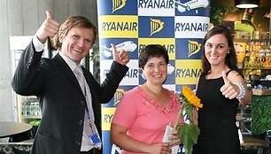 I&scaron; kairės: Kauno oro uosto generalinis direktorius Arijandas &Scaron;liūpas, 3 mln. keleivė Dalė Urbonienė, &bdquo;Ryanair&ldquo; pardavimo ir rinkodaros vadovė Katarzyna Gaborec