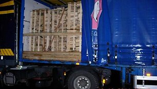 Tarp skaldytų malkų slėptos cigaretės